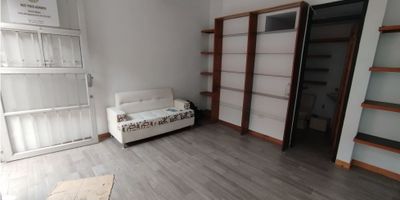 ? Local en Arriendo en el Centro de Manizales | Arriendos Manizales

Ubicado en una zona estratégica y segura, este hermoso local en primer piso es perfecto para emprender o expandir tu negocio. Su excelente iluminación natural y acabados de calidad lo convierten en una oportunidad única.

? Espacio Funcional: Con 25 m² de área privada, cuenta con un baño auxiliar, doble ventana y servicios públicos de agua, electricidad y gas domiciliario.

? Ubicación Privilegiada: A solo dos cuadras de la Carrera 23 y la Catedral Basílica, rodeado de escuelas, centros comerciales, universidades y zonas comerciales. Fácil acceso a transporte público y vías principales.

Si buscas visibilidad, comodidad y una excelente ubicación para tu negocio, ¡este local es ideal para ti! Contáctanos para más información.


 
