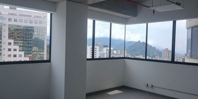 ? Oficina en Arriendo en El Cable, Manizales

Ubicada en una de las zonas empresariales más estratégicas de la ciudad, esta oficina ofrece un espacio ideal para negocios que buscan comodidad y accesibilidad.

? Espacios Funcionales
Con un área privada de 50 m², la oficina cuenta con dos ambientes bien distribuidos, perfectos para trabajar con privacidad y eficiencia.

? Comodidad y Seguridad
Incluye parqueadero privado (N°2) y acceso a baño comunal por piso. Además, el edificio cuenta con vigilancia, circuito cerrado de TV y ascensor.

? Ubicación Estratégica
Situada en el corazón de El Cable, con acceso pavimentado, transporte público cercano y una vista panorámica que hará más agradables tus jornadas laborales.

? ¡Agenda tu visita hoy mismo y lleva tu negocio al siguiente nivel!


 
