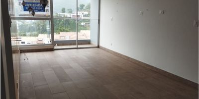 ¡Apartamento en Arriendo en El Trébol, Manizales! ?✨

Vive en este amplio y moderno apartamento, ideal para quienes buscan comodidad y una excelente ubicación en Manizales. Su diseño iluminado y funcional lo convierte en el lugar perfecto para disfrutar en familia.

Distribución y Comodidades: Cuenta con 3 habitaciones, 2 baños, cocina integral, zona de lavandería y balcón con vista panorámica. La habitación principal incluye baño privado para mayor privacidad.

Espacios y Beneficios: Ubicado en el tercer piso con ascensor, dispone de doble ventana, dos parqueaderos cubiertos y acceso pavimentado. Además, la urbanización ofrece portería, vigilancia, zonas verdes y deportivas.

Ubicación Privilegiada: En un sector tranquilo y bien conectado, con acceso a transporte público, áreas turísticas, centros médicos y espacios naturales.

¡No dejes pasar esta oportunidad! Contáctanos para más información y agenda tu visita. ??


 
