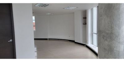 Se Alquila oficina en el Cable, Manizales, muy bien ubicada, consta de un área de 43 mts amplia e iluminada, piso en general en cerámica, 1 baño, parqueadero cubierto, ascensor, vigilancia y portería.
