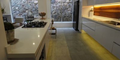 Casa Campestre en Arriendo en El Trébol, Manizales ?? | Casa de Lujo

Vive rodeado de naturaleza y tranquilidad en esta exclusiva casa campestre, ubicada en un condominio privado de solo 12 casas. A tan solo 8 minutos del Cable, disfrutarás de un entorno sin ruido, con bosques propios, senderos y amplias zonas verdes.

✨ Un hogar remodelado con estilo moderno
Con 300 m² de área privada, esta casa ha sido renovada con acabados de alta calidad. La habitación principal cuenta con baño privado, vestier y un elegante mezzanine. Además, dispone de dos estudios, ideales para trabajar o leer en un ambiente acogedor.

? Espacios para compartir y disfrutar
La cocina integral de diseño contemporáneo incluye barra estilo americano, comedor auxiliar y despensa. El área social se complementa con un espacioso patio techado con zona BBQ, perfecto para reuniones al aire libre.

? Comodidad y seguridad
El garaje interior y exterior garantiza espacio suficiente para tus vehículos. El condominio cuenta con planta eléctrica, vigilancia privada, portería y acceso pavimentado.

? Ubicación y entorno
Ubicada en una zona residencial campestre, cerca de colegios, universidades y con acceso a transporte público. Ideal para quienes buscan privacidad sin alejarse de la ciudad.

? ¡Descubre la exclusividad y el confort en esta casa de lujo! Contáctanos para más información o agenda tu visita hoy mismo.

AMOBLADA: $10.000.000

SIN AMOBLAR: $8.500.000


 
