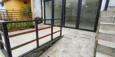 ¡Local en Arriendo en Arboleda, Manizales! ?✨

Ubicado en una de las zonas más exclusivas y transitadas de la ciudad, este local es ideal para emprender o expandir tu negocio. Su ubicación estratégica lo convierte en una excelente oportunidad comercial.

Espacio Funcional:
Al ingresar te recibe una plazoleta exterior que brinda visibilidad y un ambiente agradable. El local cuenta con un amplio salón y un baño con ducha, ideal para múltiples tipos de actividad.

Servicios Incluidos:
El canon de arriendo incluye agua y electricidad, y el gas se paga por separado.

Entorno y Accesibilidad:
Ubicado en el primer piso, en una zona residencial y comercial cercana a parques, colegios y universidades. Excelente flujo peatonal y vehicular.

¡Dale vida a tu proyecto en Arboleda! Contáctanos para más detalles y agenda una visita.


 
