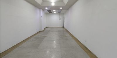 ¡Local en Arriendo en Versalles, Manizales! ?

Ubicado sobre vía principal, este local es perfecto para emprendedores o negocios que buscan visibilidad y fácil acceso. Su excelente ubicación en una zona comercial con alto flujo peatonal lo convierte en una oportunidad ideal para crecer.

Características del espacio: Con 45 m², este local cuenta con baño, conexión a gas natural y puertas de vidrio templado que le aportan un toque moderno y profesional. Los pisos en cerámica/mármol facilitan la limpieza y dan una apariencia pulida y ordenada.

Ubicación estratégica: En el corazón de Versalles, con acceso pavimentado, cerca de centros médicos, universidades, colegios y centros comerciales. Además, está bien conectado con el transporte público.

¡Haz que tu negocio destaque en una de las zonas más dinámicas de Manizales! Contáctanos para más información y agenda tu visita.


 
