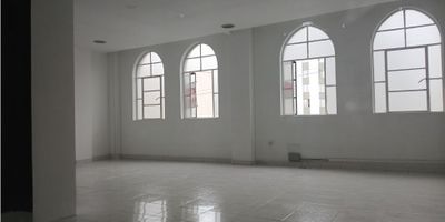 ¡Local en Arriendo en Versalles, Manizales! ?

Ubicado en una de las zonas más estratégicas de la ciudad, este local de 37 m² es ideal para emprender o hacer crecer tu negocio. Se encuentra en un tercer piso, con excelente iluminación natural y fácil acceso.

? Funcional y cómodo: Cuenta con baño privado, piso en cerámica y servicio de acueducto incluido en el canon. La energía es independiente, lo que permite un mejor control de tus gastos mensuales.

?Ubicación privilegiada: En zona comercial y residencial, sobre vía principal, con acceso pavimentado, vigilancia, portería, y rodeado de universidades, colegios, centros médicos y parques. Además, cuenta con excelente conexión al transporte público.

¡Establece tu negocio en un espacio bien ubicado, práctico y seguro en Versalles! Agenda tu visita y conoce más. ?


 

