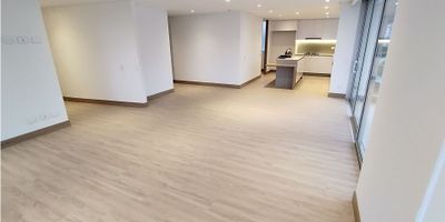 ¡Apartamento en Arriendo en El Trébol, Manizales! ?️✨

Vive con estilo y amplitud en este espectacular apartamento de 172 m², ideal para quienes buscan confort, ubicación privilegiada y una vista inigualable de la ciudad.

Espacios Amplios y Funcionales:
Al ingresar te recibe una moderna cocina integral con barra estilo americano, conectada a una sala comedor amplia y luminosa. Cuenta con 3 habitaciones con clósets, la principal con baño privado, baño auxiliar, y una habitación de servicio con su respectivo baño.

Balcón con Vista Panorámica:
Disfruta de un amplio balcón en forma de L que rodea el apartamento y ofrece una vista espectacular. ¡Perfecto para relajarte o compartir momentos especiales!

Comodidades Premium:
Incluye 2 garajes, zona de lavandería, chimenea, citófono, pisos en cerámica/mármol, y está ubicado en un conjunto con sala de usos múltiples, sauna, turco y más. Se admiten mascotas.

¡Un inmueble de lujo en una zona exclusiva! Contáctanos y agenda tu visita.
