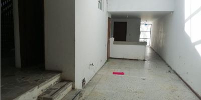 ¡Casa Comercial en Venta en Vizcaya, Manizales! ??

Gran oportunidad de inversión a solo media cuadra de la Avenida Santander. Esta casa de 3 niveles ofrece un espacio amplio y versátil, ideal para oficinas, consultorios, instituciones educativas o cualquier proyecto comercial.

Espacios Amplios y Funcionales:
Cuenta con 4 habitaciones adaptables como oficinas o salas de trabajo, 2 baños, cocina con barra estilo americano, sala de usos múltiples, comedor auxiliar y estudio o biblioteca. Además, tiene armarios empotrados y vista panorámica.

Comodidades para tu Negocio:
Incluye video portero, citófono, parqueadero descubierto para varios vehículos y acceso pavimentado. La propiedad admite mascotas y está ubicada en zona de alto tráfico, sobre vía principal y cerca de todo.

Ubicación Estratégica:
A pocos pasos de universidades, centros comerciales, centros médicos y con excelente acceso a transporte público. Perfecta para desarrollar tu actividad empresarial en una zona de alta valorización.

Venta: $1.000.000.000 | Arriendo: $6.000.000

¡Haz crecer tu negocio en una ubicación privilegiada! Contáctanos para más información y agenda una visita.


 
