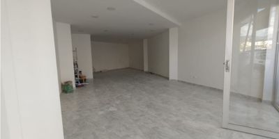 ¡Local en Arriendo en San Rafael, Manizales! ?✨

Si buscas un espacio para tu negocio en una zona residencial y comercial con excelente conectividad, este local es ideal para ti.

Características del Inmueble:
Con un área de 67 m², el local cuenta con baño privado y servicios de agua, luz y gas domiciliario. El piso en cerámica y la doble ventana ofrecen un ambiente cómodo y funcional para atención al público o actividades administrativas.

Ubicación Estratégica:
Situado en el primer piso, con acceso pavimentado y en una zona de alto flujo peatonal, cerca de colegios, universidades, centro médico y con fácil acceso a transporte público.

Importante:
No se permite el funcionamiento de negocios de comidas rápidas ni expendio de licores.

¡Establece tu negocio en un punto estratégico de San Rafael! Contáctanos para conocer más detalles y agendar una visita.


 
