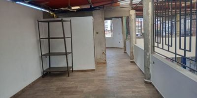 Local comercial de tres niveles en Villamaría

Oportunidad para establecer tu negocio en un espacio de tres pisos con 325 m2 privados y 125 m2 de terreno con pisos en cemento que facilitan adaptaciones, baño auxiliar y doble ventana que aportan luz natural, depósito y despensa integrados y vistas panorámicas al entorno.

Descripción de la propiedad

Este local de tres niveles ofrece área social en el primer piso con acceso pavimentado, electricidad y agua instaladas, escaleras internas que comunican cada planta y un patio abierto ideal para eventos o ampliación, todo reformado y listo para uso.

Descripción del entorno y acceso

Ubicado a una cuadra del parque principal de Villamaría en zona comercial y residencial con parqueaderos para visitantes sobre vía principal y acceso a rutas de transporte público, rodeado de parques infantiles y salones comunales que dinamizan la zona.

Contáctanos

Escríbenos por WhatsApp para agendar cita previa con el encargado y conocer este espacio versátil con licencia vigente listo para arriendo en Villamaría.


 
