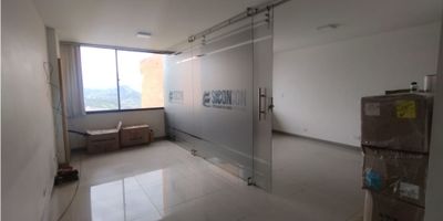 Oficina de 32 m2 en el centro de Manizales

Oportunidad de establecer tu negocio en un espacio funcional en el segundo piso de un edificio sobre vía principal, con ascensor y excelente iluminación natural.
Ideal para profesionales o emprendedores que buscan un entorno céntrico y versátil para ventas o arriendo.

Descripción de la propiedad
Este ambiente de 32 m2 se divide en dos áreas conectadas por un pasillo, con un baño privado y una bodega de apoyo; el suelo en cerámica y mármol aporta un acabado profesional y fácil mantenimiento. Dispone de garaje propio y doble ventana que mejora el aislamiento acústico y térmico.

Descripción del entorno y acceso
Ubicada en un sector estrato 4 con acceso pavimentado, la oficina se encuentra cerca de centros comerciales, parques y un centro médico; el ascensor facilita la movilidad y el entorno ofrece rutas de transporte público a pocos pasos.

Contáctanos
Escríbenos por WhatsApp para recibir más información al instante y coordinar una visita.
Nuestro equipo está listo para ayudarte a impulsar tu proyecto.


 
