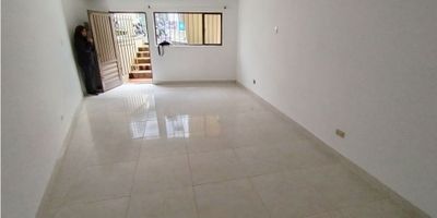 Local en Arriendo en Palogrande Manizales

Oportunidad de arrendar un local de 32 m2 en el sótano 1 con baño auxiliar y luz independiente. El agua se comparte con la casa y el espacio permite uso como almacén u oficinas, con la ventaja de estar adosado a una zona de alto flujo comercial. Ubicado en estrato 6 ofrece tarifas de servicios competitivas y acceso pavimentado hasta la entrada. Este local es ideal para quienes buscan privacidad y versatilidad en Palogrande Manizales.

Descripción de la propiedad

El salón amplio de 32 m2 cuenta con baño auxiliar privado y circuito eléctrico propio que garantiza autonomía en tu operación. El acceso se realiza por una entrada común pavimentada, lo que facilita el movimiento de mercancías o equipos. El piso -1 aporta discreción y mantiene una temperatura estable, mientras el adosado permite ampliar el espacio si es necesario. La prohibición de uso para preparación de comidas refuerza el enfoque en oficinas y almacenamiento.

Descripción del entorno y acceso

Situado en Palogrande Manizales este local se beneficia de la cercanía a centros comerciales, colegios y universidades que generan un flujo constante de clientes y personal. El transporte público pasa a pocos metros y las zonas verdes y parques cercanos ofrecen un entorno agradable. La proximidad a un centro médico añade valor al entorno y aporta tranquilidad. La combinación de zona comercial y residencial lo convierte en una opción estratégica.

Contáctanos

Si este local en Palogrande Manizales encaja con tu proyecto escríbenos por WhatsApp para agendar una visita a tu conveniencia. Nuestro equipo resolverá tus dudas sobre condiciones de arrendamiento y te asesorará en cada paso hasta la firma del contrato. Envía tu mensaje ahora y asegura este espacio versátil y bien ubicado.


 
