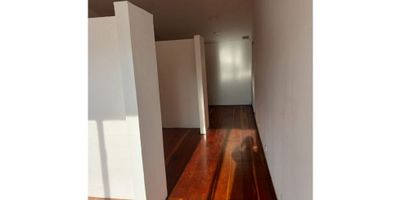 LOCAL COMERCIAL EN ARRIENDO AVENIDA PARALELA

Oportunidad para emprendedores o profesionales que buscan un espacio funcional y estratégico. Este local es ideal para oficinas, consultorios o servicios, con una distribución inteligente que optimiza cada área para un flujo de trabajo eficiente y cómodo.

 

Características de la propiedad

Este local comercial de 60 m2 se encuentra en un primer piso. El espacio cuenta con cuatro oficinas independientes y un baño auxiliar. La doble ventana permite una buena iluminación natural. Es un inmueble con todas las acometidas de servicios públicos.

 

Entorno y acceso

Ubicado en la Avenida Paralela, el local está en una zona de alto flujo peatonal y vehicular. Se encuentra sobre una vía principal, cerca del colegio Ravasco y de centros comerciales, universidades y centros médicos. Su ubicación asegura visibilidad y fácil acceso para clientes y colaboradores.

 

Contáctanos

Para más información, agenda una visita guiada o resolver dudas. Comunícate con nosotros de forma inmediata a través de WhatsApp. Estamos listos para atenderte y ayudarte a encontrar tu próximo hogar.


