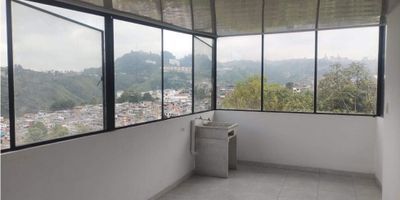 Apartamento en Venta en La Floresta 2 Villamaría

Oportunidad de adquirir un apartamento de 50 m2 en segundo piso en La Floresta 2 Villamaría con zona de ropas amplia y bien ventilada, todo el inmueble muy iluminado gracias a sus ventanas y doble ventanería. Ideal para familias o parejas que buscan confort y funcionalidad en cada espacio. Las dos habitaciones cuentan con ventana propia que aporta claridad, mientras el estrato 3 ofrece tarifas de servicios asequibles y la vista panorámica aporta valor adicional.

Descripción de la propiedad

El apartamento cuenta con dos habitaciones iluminadas y dos baños, incluido un baño auxiliar. La cocina semiintegral con gas domiciliario se integra a la zona de lavandería bien ventilada. Los suelos en cerámica y mármol facilitan el mantenimiento y la doble ventanería optimiza el aislamiento térmico y acústico. El calentador garantiza agua caliente y el espacio admite mascotas sin inconvenientes.

Descripción del entorno y acceso

Ubicado en La Floresta 2 Villamaría, ofrece acceso pavimentado hasta la entrada y transporte público cercano que conecta con el centro de la ciudad. Está rodeado de zonas verdes y áreas urbanas con servicios comerciales y recreativos. La vista panorámica desde el segundo piso realza el entorno natural y la zona residencial brinda tranquilidad y seguridad.

Contáctanos

Si este apartamento en La Floresta 2 Villamaría se ajusta a tu búsqueda escríbenos por WhatsApp y agenda tu visita sin compromiso. Nuestro equipo resolverá tus dudas y te acompañará en cada paso para convertir este espacio en tu próximo hogar. Envíanos un mensaje ahora y descubre todas las ventajas de esta propiedad.



 
