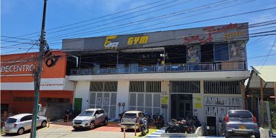 Bodega en venta con 7 rentas en Pereira Risaralda

Oportunidad para inversionistas que buscan un inmueble comercial de 2000 m2 con ingresos inmediatos y alta valorización en el Eje Cafetero. Este edificio de estrato comercial con dos pisos y dos sótanos ofrece versatilidad y crecimiento.

Descripción de la propiedad

La bodega cuenta con siete rentas de las cuales cinco están alquiladas garantizando flujo estable, rentabilidad de 0,5% y permuta de hasta 20 a 30% en inmuebles o vehículos. 

Dispone de parqueadero de visitantes en el frente y en el sótano se construye rampa vehicular para diez parqueaderos y treinta para motos. 

Además incluye un cuarto frío de 80 m2 alquilado a una compañía alimenticia y la licencia de construcción está al día.

Descripción del entorno y acceso

Ubicada en zona estratégica con desarrollo continuo y proximidad a cadenas de supermercados que atraen flujo creciente de clientes. El acceso pavimentado sobre vía principal facilita logística para empresas almacenes y tiendas de consumo. 

La documentación completa y la zona comercial y residencial aseguran una inversión sólida a corto plazo.

Contáctanos

Escríbenos por WhatsApp para recibir más detalles, agendar tu visita y conocer opciones de permuta. Nuestro equipo te acompañará de forma ágil y cercana para concretar esta inversión estratégica.


 
