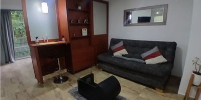 APARTAESTUDIO AMOBLADO EN ARRIENDO CASTILLA

Oportunidad para estudiantes o profesionales que buscan un espacio listo para habitar, en un sector tranquilo y con fácil acceso a la ciudad. Este apartaestudio es ideal para quienes valoran la comodidad y la vida práctica, con todo lo necesario para instalarse de inmediato.

 

Características de la propiedad

Este apartaestudio de 30 m2 está ubicado en un piso -4. El espacio es de dos ambientes y se entrega completamente amoblado. Cuenta con una cama doble, un televisor, lavadora, nevera, un sofá cama y sillas auxiliares. Tiene un balcón para disfrutar de la vista panorámica y un baño auxiliar.

 

Entorno y acceso

Ubicado en el barrio Castilla, el inmueble tiene acceso pavimentado y cuenta con citófono. La zona es residencial y ofrece tranquilidad. Es una excelente opción para quienes buscan una propiedad con todos los muebles y electrodomésticos necesarios.

 

Contáctanos

Para más información, agenda una visita guiada o resolver dudas. Comunícate con nosotros de forma inmediata a través de WhatsApp. Estamos listos para atenderte y ayudarte a encontrar tu próximo hogar.


