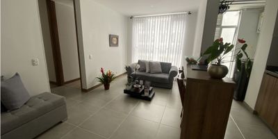 Moderno Apartamento en Arriendo en Baja Suiza

Ideal para profesionales o parejas, este apartamento de 50 m2 se encuentra en un moderno edificio en el sector de Baja Suiza. Una oportunidad para disfrutar de un estilo de vida cómodo, con seguridad y acceso a excelentes amenidades.

 

Descripción de la propiedad

Ubicado en un cuarto piso, el apartamento cuenta con dos habitaciones con clóset y dos baños. La cocina, con barra estilo americano y despensa, se integra a la zona social, creando un ambiente funcional y acogedor.

Dispone de zona de lavandería independiente, calentador a gas y pisos en cerámica. El canon de arrendamiento incluye un parqueadero privado para mayor comodidad.

 

Descripción del entorno y acceso

El conjunto cerrado ofrece un estilo de vida tipo club con completas zonas sociales que incluyen piscina, gimnasio, salón comunal y cancha de fútbol. La seguridad está garantizada con portería, vigilancia permanente, ascensor y planta eléctrica.

Su ubicación estratégica en Baja Suiza permite un fácil acceso a centros comerciales, universidades y parques, además de contar con excelente servicio de transporte público.

 

Contáctanos

Si buscas vivir en un lugar moderno con todas las comodidades, escríbenos a nuestro WhatsApp para agendar una visita. Estamos listos para mostrarte el que podría ser tu próximo hogar.


