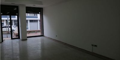 ¡Local en Venta en Versalles, Manizales! ??

Ubicado cerca de Confamiliares de la 50, sobre la Avenida Paralela, este local comercial es una excelente opción para quienes buscan visibilidad, accesibilidad y alto flujo peatonal y vehicular.

Espacio Versátil y Funcional:
Con 55 m² de área privada, cuenta con un amplio salón, baño auxiliar, buena iluminación natural, doble ventana y puerta de seguridad. Piso en cerámica y servicios completos (agua, gas domiciliario y electricidad).

Ubicación Estratégica:
En una zona altamente comercial, cerca de centros médicos, centros comerciales, universidades y parques. Está sobre vía principal y con acceso pavimentado, ideal para negocios de atención al público.

¡Invierte en una ubicación privilegiada y haz crecer tu negocio! Contáctanos para más información y agenda tu visita.


 
