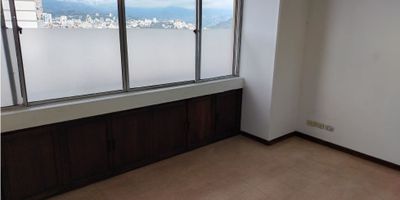 Oficina en arriendo en el centro de Manizales

Ideal para profesionales o emprendimientos que buscan un espacio funcional y rentable en una zona estratégica. Esta oficina de 30 m2 en quinto piso ofrece un ambiente privado y bien distribuido.

Descripción de la propiedad

El salón se divide en dos áreas independientes y cuenta con un baño privado. El piso en vinisol facilita la limpieza y el mantenimiento, mientras que el agua está incluida en el canon de arrendamiento y la energía se factura por separado.

Descripción del entorno y acceso

Ubicada sobre vía principal, la oficina se inserta en una zona comercial de estrato 4 con acceso pavimentado. Está cerca de centros comerciales, transporte público y servicios médicos, y el edificio dispone de portería, recepción y planta eléctrica con vigilancia permanente.

Contáctanos

Escríbenos por WhatsApp para recibir más información y coordinar tu visita
Nuestro equipo te acompañará en cada paso para hacer realidad tu nuevo espacio de trabajo.



