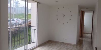 Apartamento de 55 m2 en Puertas del Sol, Manizales

Oportunidad para vivir en estrato 4, piso 4, con precio de 220 millones. Ambientes iluminados y aireados en un sector tranquilo.

Descripción de la propiedad

Sala comedor y cocina con barra estilo americano. Dos habitaciones con armarios empotrados y un baño. Gas domiciliario, calentador, citófono y zona de lavandería. Pisos en cerámica y mármol que facilitan el mantenimiento.

Descripción del entorno y acceso

Acceso pavimentado en zona residencial cerca de la zona urbana. Ubicación exterior que favorece luz natural durante el día.

Contáctanos

Escríbenos por WhatsApp para agendar tu visita y resolver dudas. En Inmobiliaria Castro Rosero te acompañamos en cada paso para concretar tu compra.


