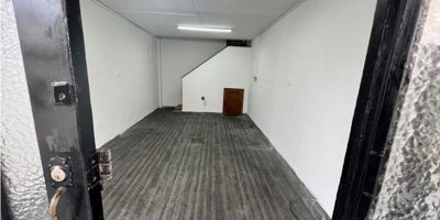 ¡Local Comercial en Arriendo en Palermo, Manizales!

Descubre este local en alquiler con una excelente ubicación en Palermo. Se trata de un monoambiente funcional y moderno, ideal para emprendedores y pequeños negocios que buscan un espacio estratégico en la ciudad.

Características del Inmueble:


 Área de 20 m²
 Monoambiente
 1 baño
 Clóset
 Pisos en cemento con material sintético
 Estrato 6


Disponible para renta inmediata.

¡No pierdas la oportunidad de establecer tu negocio en este local de alta calidad! Contáctanos para más información y para agendar una visita.
