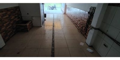 ? Arriendo Local en La Sultana, Manizales | Arriendos Manizales

Este local comercial de 56 m² es ideal para negocios que busquen visibilidad y excelente ubicación, ubicado en un primer piso sobre la avenida principal de La Sultana.

? Características del Local:


 Área: 56 m².
 Baños: 1, con pozeta de agua.
 Servicios públicos independientes para mayor comodidad.
 Piso en cerámica, funcional y fácil de mantener.


? Ubicación y Acceso:


 Situado sobre la vía principal con transporte público cercano.
 Zona comercial y residencial, rodeada de colegios, universidades, centros comerciales y áreas urbanas.
 Acceso pavimentado y adaptado para discapacitados.


? Entorno Ideal:
Perfecto para negocios que deseen establecerse en una zona de alta visibilidad, con flujo constante de personas y acceso rápido a servicios.

¡Haz realidad tu proyecto en este local estratégico! Contáctanos para más detalles. ?✨


 
