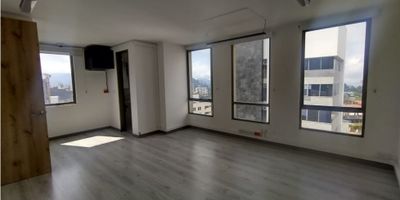 ? Arriendo Oficina en La Estrella, Manizales 

Área: 67 m²
Baños: 1
Garaje: 1
Estrato: 5
Piso: 10

? Descripción:
Oficina principal en el piso 10 con espacios bien distribuidos:


 Oficina principal con baño privado.
 Área adicional para una segunda oficina o sala de juntas.
 Espacio de recepción amplio y funcional.
 Vista panorámica espectacular desde las ventanas dobles. 


?️ Ubicación y servicios:


 En zona comercial estratégica, cerca de centros comerciales, colegios y universidades. 
 Fácil acceso a transporte público y vías principales. 
 Edificio con portería, ascensor y vigilancia 24/7. 


⚡ Servicios:


 El valor del agua y la luz se cobra en la administración.


? Ideal para negocios o empresas que buscan ubicación privilegiada y comodidad. ¡Agenda tu visita! 


 
