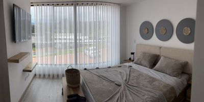 ? ¡Se Arrienda Casa Campestre en La Florida, Villamaría!

Disfruta de la tranquilidad y el confort en esta hermosa casa campestre ubicada en La Florida, Villamaría. Perfecta para familias que buscan un entorno natural y moderno.

? Espacios Amplios y Funcionales: Con un área construida de 95 m² en un terreno de 100 m², esta casa de dos niveles ofrece una distribución ideal con una sala comedor, tres habitaciones con clóset, y tres baños, incluyendo uno en la habitación principal. Además, cuenta con un estudio, proporcionando un espacio adicional para el trabajo o el estudio.

?️ Comodidades de la Casa: La cocina integral está equipada con todo lo necesario para disfrutar de la gastronomía. La casa dispone de gas domiciliario y un calentador para garantizar el confort. El balcón, la terraza y el patio ofrecen espacios al aire libre para el esparcimiento y la relajación. Los suelos de cerámica/mármol aportan un toque elegante y son fáciles de mantener.

? Comodidad y Seguridad: La casa incluye un garaje descubierto y una zona de parqueo, asegurando espacio suficiente para tus vehículos. El conjunto cerrado cuenta con portería y vigilancia, garantizando la seguridad y tranquilidad de los residentes.

? Amenidades del Conjunto: Vive en un entorno que ofrece una variedad de amenidades, como un salón social, canchas de juegos y una piscina. Estas instalaciones son perfectas para disfrutar de actividades recreativas sin salir del conjunto.

? Ubicación Estratégica: Situada en un estrato 4, la casa está en una zona residencial con acceso pavimentado, rodeada de zonas verdes que brindan un entorno natural y relajante. Su ubicación campestre ofrece la paz del campo con la conveniencia de estar cerca de la ciudad.

? Servicios y Características Adicionales: La casa cuenta con servicios de agua, electricidad, y doble ventana para un mejor aislamiento acústico y térmico. La zona de lavandería es práctica y bien ventilada, y el