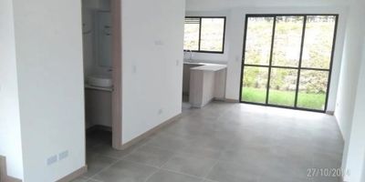 ? ¡Arriendo Casa Campestre en La Florida, Villamaría!

Disfruta del confort y la tranquilidad en esta casa campestre para estrenar, ideal para quienes buscan un estilo de vida moderno y en contacto con la naturaleza.

? Espacios Generosos:
Con un área privada de 97 m², esta casa cuenta con:


 Primer Piso: Sala-comedor, cocina con estufa y horno a gas, baño social, estudio pequeño, patio y zona de ropas.
 Segundo Piso: Sala de TV, 3 habitaciones (incluyendo la principal con baño privado) y un baño adicional.


? Comodidades y Sostenibilidad:


 Paneles solares, que ayudan a reducir la factura de energía.
 Zonas verdes para disfrutar al aire libre.
 Ubicada en una urbanización cerrada con vigilancia 24/7.


? Estacionamiento:
Espacio para 2 vehículos.

? Ubicación Ideal:
En un entorno campestre, con acceso pavimentado, cerca de servicios esenciales y con una excelente conectividad a Villamaría.

? Características Adicionales:


 No se permiten mascotas.
 Estrato 4.
 Materiales de alta calidad, con acabados modernos y doble ventana para una iluminación óptima.


? Valor: $3.200.000, con administración incluida.

¡No dejes pasar esta oportunidad de vivir en una casa que combina comodidad, sostenibilidad y un ambiente campestre! Contáctanos para más información o para agendar una visita. ?✨


 
