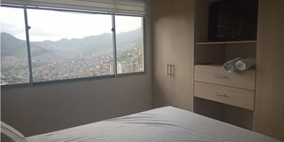 ¡Apartaestudio Semi Amoblado en Arriendo en la Av. Santander, Manizales! ?️✨

Disfruta de la comodidad y el estilo en este apartaestudio de 47 m² ubicado en uno de los sectores más exclusivos de Manizales. Perfecto para quienes buscan un espacio acogedor, moderno y funcional.

Todo lo que necesitas: Cuenta con una alcoba, baño, sala comedor con barra y sillas, cocina semi integral y zona de ropas amplia. Se arrienda semi amoblado con nevera, horno, cama, televisor y utensilios de cocina. ¡Solo necesitas traer tu ropa!

Confort y ubicación: Servicios independientes, agua caliente, gas domiciliario, clóset, y piso en cerámica. Ubicado en estrato 6, con fácil acceso a centros comerciales, universidades, parques, transporte público y centros médicos.

¡Vive en una de las mejores zonas de Manizales! Contáctanos para más información o agendar una visita. ??


 
