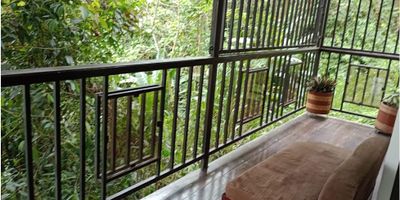 Apartamento en La Floresta 2 Villamaría

Oportunidad de estrenar un apartamento de 49 m2 en primer piso en La Floresta 2 Villamaría con abundante luz natural y un balcón que ofrece vistas panorámicas. Ideal para parejas o familias pequeñas que buscan un espacio funcional con cocina semi integral con gas domiciliario y calentador incorporado. El suelo laminado aporta un toque acogedor mientras los closets y cajones maximizan el almacenamiento. El baño auxiliar con acabados en cerámica y mármol completa una distribución pensada en el confort.

Descripción de la propiedad

El inmueble consta de dos alcobas perfectamente iluminadas y un baño auxiliar con división de cerámica y mármol. La cocina semi integral con zona de lavandería conectada facilita las tareas domésticas. El balcón brinda un espacio adicional para relajarse o disfrutar de la brisa. Además cuenta con chimenea que añade calidez y ambiente al salón de usos múltiples.

Descripción del entorno y acceso

La unidad se sitúa en una zona residencial con acceso pavimentado y transporte público cercano. Muy próximo a áreas urbanas con supermercados colegios y zonas verdes para recreación. La sala de usos múltiples dentro del conjunto permite eventos sociales o actividades de ocio. El estrato tres garantiza tarifas de servicios asequibles en un barrio tranquilo y bien comunicado.

Contáctanos

Si este apartamento en La Floresta 2 Villamaría cumple tus expectativas escríbenos por WhatsApp para agendar tu visita. Nuestro equipo estará atento para resolver tus dudas y asesorarte en todo el proceso de compra. No dejes pasar la oportunidad de encontrar tu nuevo hogar en un entorno cómodo y práctico. Haz tu cita ahora y da el paso hacia tu próximo proyecto de vida.


