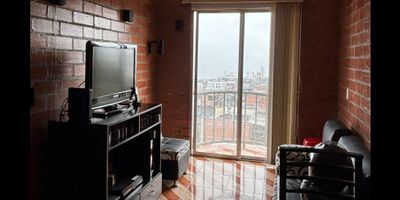 Apartamento en Chipre Manizales

Oportunidad para vivir con vista panorámica en un tercer piso de 56.13 m2 en Chipre Manizales con tres alcobas cada una con closet y espacios diseñados para el confort diario. El apartamento ofrece sala y comedor integrados que se abren a un balcón ideal para disfrutar el paisaje, además de una cocina semintegral con barra y zona de lavandería práctica junto al patio de ropas. Aunque no cuenta con parqueadero o ascensor el edificio de solo tres niveles garantiza privacidad y tranquilidad. Gracias al gas domiciliario y a los pisos en cerámica y mármol esta vivienda combina estilo y funcionalidad.

Descripción de la propiedad

El espacio interior cuenta con tres alcobas con sus closets integrados y un baño auxiliar adicional para mayor comodidad. La cocina semintegral con barra conecta con el comedor y dispone de gas domiciliario, mientras el patio de ropas y la zona de lavandería facilitan las tareas diarias. Los acabados en cerámica y mármol aportan elegancia al conjunto y el balcón ofrece una vista panorámica de la ciudad. La ausencia de ascensor y parqueadero se compensa con la calidez del vecindario y el ambiente íntimo del edificio de tres pisos.

Descripción del entorno y acceso

Ubicado en Chipre este apartamento se beneficia de una zona residencial consolidada con acceso fácil a vías principales y transporte público. Muy cerca se encuentran supermercados colegios y zonas verdes que amplían las opciones de ocio y cubren las necesidades diarias. El estrato 4 garantiza tarifas de servicios competitivas y un entorno tranquilo para familias profesionales o estudiantes. El edificio está rodeado de áreas peatonales que invitan a paseos y actividades al aire libre.

Contáctanos

Si este apartamento en Chipre Manizales se ajusta a tu búsqueda escríbenos por WhatsApp y agenda tu visita en el horario que más te convenga. Nuestro equipo resolverá tus dudas y te acompañará en cada paso hasta la firma final. No