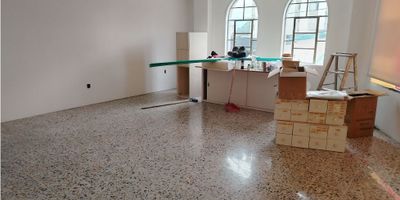 Local en Arriendo en Versalles Manizales

Oportunidad de arrendar un local esquinero de 48 m2 con un baño incluido administración y agua para simplificar tus costos. Este espacio adosado cuenta con suelo en cerámica y mármol que otorga un acabado profesional y acceso pavimentado que facilita las entregas. Ideal para emprendedores o empresas que buscan visibilidad en un sector concurrido junto a Confa de la 50. La ubicación exterior garantiza entrada de luz natural y ventilación permanente.

Descripción de la propiedad

El salón amplio ofrece un diseño abierto que puede adaptarse a distintos negocios con facilidad. El baño privado está terminado en materiales de calidad y la adosabilidad a otros locales permite ampliar el espacio según los requerimientos.

El suministro de agua y electricidad está incluido y la administración se encarga de la gestión de servicios comunes. El acceso pavimentado y la entrada a nivel de calle mejoran la comodidad para clientes y proveedores.

Descripción del entorno y acceso

Ubicado en Versalles este local se encuentra cerca de centros comerciales colegios y parques que atraen un flujo constante de personas. El transporte público pasa muy cerca y las zonas comercial e industrial brindan oportunidades de negocio diversificadas. La cercanía a un centro médico y a la sede de Confa de la 50 aumenta la visibilidad y el tráfico peatonal. Estrato cuatro ofrece tarifas de servicios competitivas en un entorno de alto desarrollo.

Contáctanos

Si este local en Versalles Manizales se ajusta a tus necesidades escríbenos por WhatsApp para programar una visita. Nuestro equipo está listo para resolver tus dudas sobre condiciones de arrendamiento y acompañarte en cada paso. Aprovecha la oportunidad de establecer tu negocio en una zona clave de la ciudad.

Envía tu mensaje ahora y asegura este espacio comercial estratégico.


