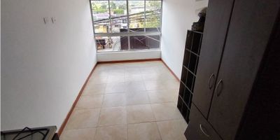 Apartaestudio en Arriendo en La Enea Manizales

Oportunidad de arrendar un apartaestudio de 20 m2 en segundo piso en La Enea Manizales. Un único salón que funciona como habitación y sala con cocineta integrada y baño independiente. No admite mascotas y cuenta con servicios de agua y luz incluidos hasta 100.000 pesos mensuales. El gas es de pipa y la ducha eléctrica ofrece comodidad diaria.

Descripción de la propiedad

Posee un clóset empotrado que optimiza el almacenamiento en un mismo ambiente. La cocineta integrada dispone de punto para estufa y zona de lavandería en el salón.

El baño independiente garantiza privacidad y la ducha eléctrica aporta confort. Los suelos en cerámica y mármol facilitan la limpieza y la ventilación natural brinda frescura constante.

Descripción del entorno y acceso

Se ubica sobre vía principal con acceso pavimentado y transporte público cercano que conecta con toda la ciudad. En los alrededores hay centros comerciales y parques próximos para el ocio. La cercanía a un centro médico añade seguridad y tranquilidad. La zona comercial y la ubicación exterior brindan dinamismo urbano.

Contáctanos

Escríbenos por WhatsApp para agendar tu visita y conocer más detalles del arrendamiento. Nuestro equipo atenderá tus dudas y te guiará en cada paso hasta la firma del contrato. No pierdas la oportunidad de asegurar este apartaestudio funcional en La Enea Manizales. Envía tu mensaje ahora y asegura tu nuevo espacio.


