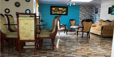 Casa en arriendo en La Francia Manizales con piscina y vista panorámica

Oportunidad para quienes buscan un hogar espacioso en zonas tranquilas de Manizales con piscina privada y acabados modernos. Esta casa bifamiliar en La Francia combina confort y diseño en cada espacio disponible.

Descripción de la propiedad

Esta casa de dos niveles ofrece 150 m2 de construcción con cuatro alcobas cada una con baño y clóset dos de ellas con vestier y un garaje cubierto más tres descubiertos. La habitación principal de 64 m2 incluye un patio privado y amplios espacios llenos de luz natural.

La vivienda integra cocina integral oratorio y biblioteca perfecta para el estudio o el descanso además de un aparta estudio sin terminar que puede convertirse en oficina o cuarto de juegos. Los dos patios adicionales y la piscina complementan el área social con un ambiente relajante.

Descripción del entorno y acceso

Ubicada en zona residencial de La Francia esta casa se conecta con vías pavimentadas y cuenta con transporte público cercano parqueaderos visitantes y acceso rápido a zonas deportivas y verdes. El entorno ofrece parques cercanos ideales para actividades al aire libre.

En los alrededores se encuentran colegios supermercados y servicios básicos como agua gas domiciliario y zonas de lavandería que facilitan la vida diaria en un barrio consolidado y de estrato cinco con vistas panorámicas de la ciudad.

Contáctanos

Si esta propiedad cumple tus expectativas escribe por WhatsApp y agenda tu visita de inmediato para conocer cada detalle. Nuestro equipo te atenderá con toda la información que necesitas para hacer de esta casa tu nuevo hogar.
