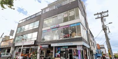 Moderno apartaestudio de 53 m ubicado en el piso 4 del sector San José del Prado, localidad de Suba. A solo 7 minutos de la estación de TransMilenio Alcalá y de la parada ID339A02 del SITP, sobre la Av. Calle 134, lo que garantiza excelente conectividad. Disfruta de iluminación natural, acabados de calidad y una ubicación privilegiada ideal para vivir solo o en pareja. A 10 minutos del Centro Comercial San Rafael, donde encontrará zona de comidas, almacenes y bancos. Cerca de tiendas de cadena como Dollarcity, D1 y Ara. Cuenta con una habitación, un baño, sala-comedor, cocina semi-integral mixta y zona de lavandería. Destaca por su excelente distribución y confort.750 caracteres  Para más información, comuníquese al 314 366 7213 o al correo electrónico esteban.palacioinmobiliariabogota.com. El equipo de Inmobiliaria Bogotá está comprometido en ofrecerte una experiencia de vida excepcional desde el momento en que eliges formar parte de nuestra comunidad.