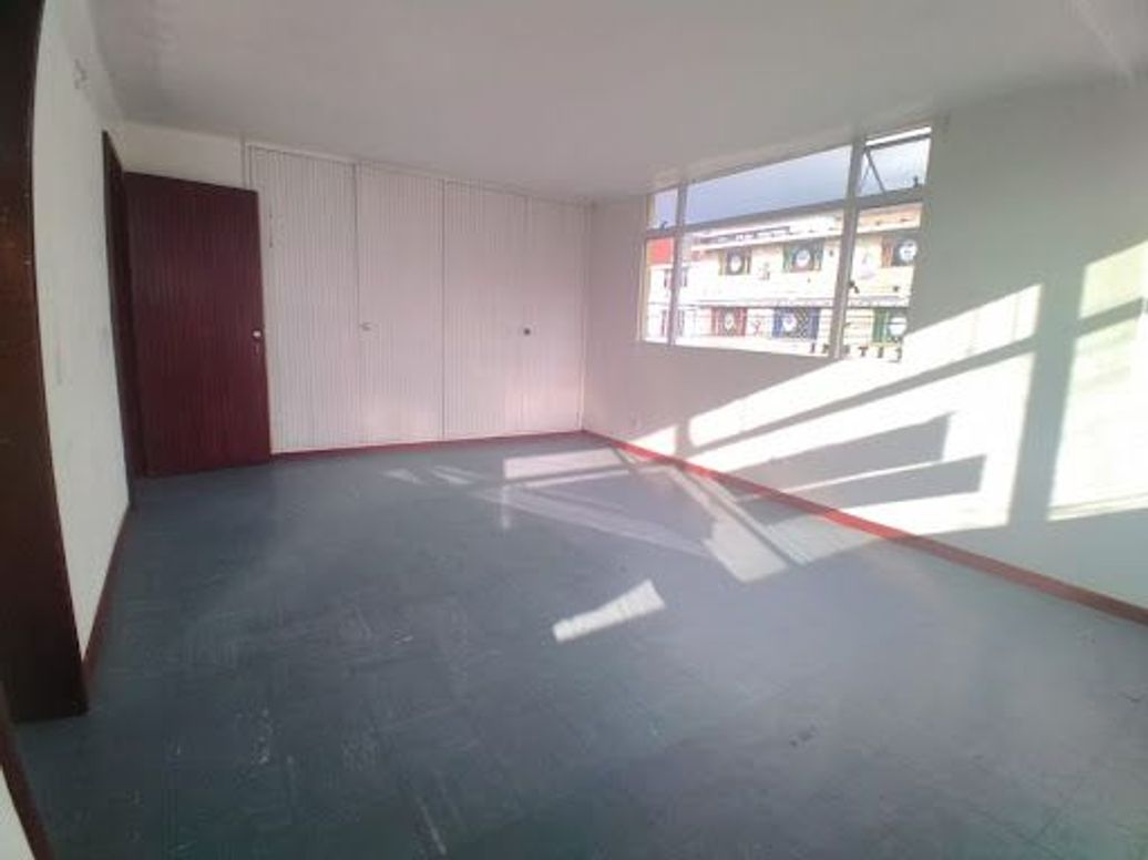 Casa de 8 alcobas en venta en Ciudad Berna, Bogotá, 400 m² · foto 9 de 13
