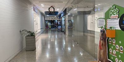 Hermoso local ubicado en centro comercial exclusivo, bien iluminado con ubicación central. Gran oportunidad.