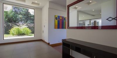 Magnifica propiedad en conjunto cerrado con excelente seguridad y magníficos acabados, zonas verdes de un nivel moderno. La casa tiene buenos espacios y distribución. Parqueaderos con pérgola. Sector tranquilo y de fácil acceso, facilidad de transporte y rodeada de naturaleza