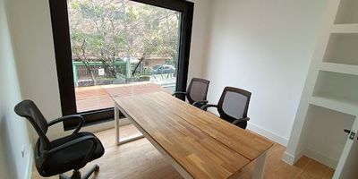 Edificio recién remodelado, piso laminado, primer piso con local comercial, segundo y tercer piso oficinas con terraza, ubicada cerca a parques, zona comercial, vías de acceso y transporte