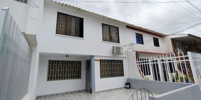 En Financar Inmobiliaria le presentamos esta excelente casa en venta, perfecta para quienes buscan comodidad, amplitud y un ambiente acogedor para vivir. La propiedad cuenta con tres alcobas bien distribuidas, ideales para el descanso y la privacidad de toda la familia. Dispone de dos baños que ofrecen funcionalidad y confort, una cocina que se convierte en el corazón del hogar, y un amplio patio que brinda ventilación e iluminación natural. Además, la terraza es el espacio ideal para disfrutar al aire libre o compartir en familia. Gracias al respaldo y servicio profesional de Financar Inmobiliaria, es muy fácil que esta casa se convierta en su próximo hogar. Lo acompañamos en cada paso para que su proceso de compra sea seguro, ágil y satisfactorio.
