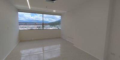 Consultorio de 38m ubicado en Ciudad del Rio, Medellin. Cuenta con bano privado, parqueadero y excelente iluminacion natural. Situado cerca de rutas de transporte publico, la avenida Las Vegas y el Museo de Arte Moderno, en una zona de alto desarrollo urbano y facil acceso. Ideal para profesionales de la salud que buscan comodidad y ubicacion estrategica. canon+iva