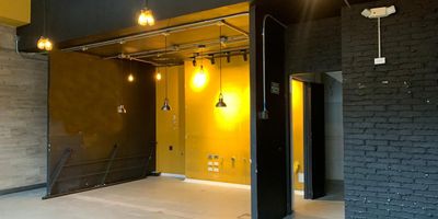 Local en arriendo en unidad cerrada, con una ubicación estratégica y central, de fácil acceso desde vía principal y rutas de salida, con conexión a rutas de transporte público y gran variedad de servicios complementarios como restaurantes, bancos, hospedaje y de comercio. Cuenta con piso en ceramica, 2 espacios, dos niveles, baño privado, cableado de red, techo cielo raso, aire acondicionado central, energia monofasica, extractor, red de gas, vitrina y parqueadero cubierto  Conjunto cerrado con ascensor, auditorio, baños comunales, bahía de parqueo,  parking visitantes con costo, vigilancia y portería 24 horas, citofonía, circuito cerrado de tv. inmuebles sujetos a verificacion de disponibilidad