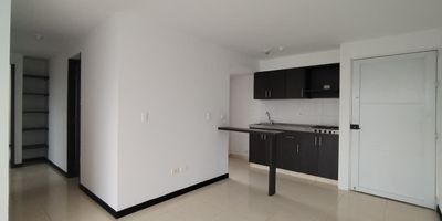 Apartamento en Arriendo y Venta en Galicia en unidad cerrada cerca a supermercados de cadena, rutas de transporte público y servicios complementarios de la zona. Cuenta con salacomedor, pisos en cerámica, hall de alcobas, tres habitaciones con closet, dos baños, cocina integral tipo americano en mesón de acero, estufa, calentador a gas, zona de ropas, jardín y antejardín. La unidad posee de un parqueadero cubierto, piscina, gimnasio, salón comunal, sauna turco, parques infantiles, zonas verdes, circuito cerrado de tv, vigilancia y portería las 24 horas. Inmueble sujeto a verificación de disponibilidad.