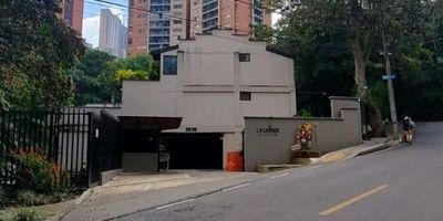 Descubre este encantador apartamento Duplex, ubicado en el Poblado, a una cuadra Avenida  el Poblado, cerca avenida las Palmas, la Loma del cierro, con 2 habitaciones,  2 baños, con 84 metros cuadrados para disfrutar al máximo. Con un parqueadero incluido, este espacio te brinda comodidad y estilo en cada rincón. Desde la cocina hasta la sala de estar, cada detalle ha sido pensado para crear un ambiente acogedor y moderno. ¿Imaginas despertar cada mañana en este lugar? ¡No pierdas la oportunidad de hacerlo tuyo! Contáctanos para más información: JAIRO OCHOA PROPIEDAD RAIZ 6044486003 - 3154206842 - 3152044529