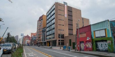 Hermoso apartamento con vista interior, ofrece un cómodo  espacio, ubicado cerca a la universidad Javeriana, cuenta con vías de acceso a la cra 7, calle 45, cercano a supermercados y estaciones de TM