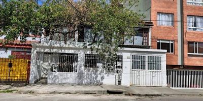 Se arrienda cómodo apartamento ubicado en el barrio San Luis, localidad de Chapinero, estrato 3, con un área de 40 m. El inmueble cuenta con una alcoba con closet, sala-comedor, cocina semi-integral con estufa a gas, un baño con ducha eléctrica, zona de ropas y pisos en cerámica. Los servicios de agua, luz y gas son compartidos. El edificio tiene una antigedad de 20 años y ofrece zona de niños y vista panorámica. Cuenta con excelente ubicación y múltiples vías de acceso como la Carrera 24, Avenida José Celestino Mutis, Carrera 30 y Calle 66. para mayor información comuníquese con el ejecutivo comercial daniel rodriguez al celular yo whatsapp 3156705010, al correo daniel.rodriguezinmobiliariasaliadas.com