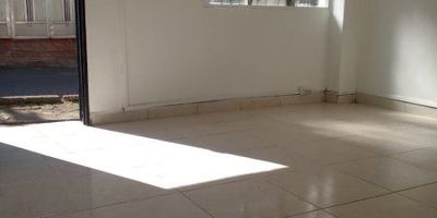 CASA en ARRIENDO, Bello Barrio Buenos Aires, muy amplia y con buena iluminación. El inmueble cuenta con las siguientes comodidades: 3 alcobas,1 baño, cocina integral con estufa mixta y extractor de olores, red de gas, sala-comedor, patio, piso en baldosa.
Cerca de supermercados, escuelas, colegios, farmacias.
Con fácil acceso a través de las diferentes rutas de transporte público, incluido el integrado del Metro