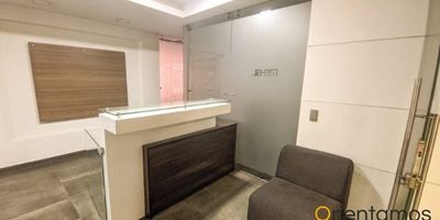 Oficina en arriendo medellin, de 150 m2 ubicación estratégica, diseñada para brindar confort y funcionalidad. Cuenta con recepción, amplia sala de juntas, tres baños, tres parqueaderos privados  y una distribución versátil que se adapta perfectamente a sus puestos de trabajo, ideal para potenciar la productividad de su empresa.