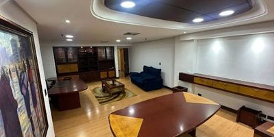  Oficina en Arriendo – Espacio Ideal para tu Negocio
Área: 44 m² | Precio: $5.000.000 mensuales

Te presentamos esta excelente oficina de 44 m², perfectamente distribuida y lista para operar. Con un diseño funcional y buenas divisiones internas, es ideal para oficinas administrativas, consultorios, agencias o coworking.

 Características:

 Divisiones internas que optimizan el espacio

 2 baños privados

 Excelente iluminación natural

 Ubicación estratégica con fácil acceso y buena conectividad

Ubicada en un sector empresarial y comercial, con acceso cercano a transporte público, servicios, restaurantes y bancos.

 ¡Lleva tu empresa al siguiente nivel en un espacio cómodo y profesional!

 Contáctanos para más información o agendar una visita.