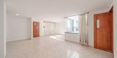 Amplio apartamento ubicado en Santa Bárbara a pocos pasos de Unicentro. Ubicado en un 5 piso sobre la calle 116 a pocos pasos de Unicentro. El apartamento cuenta con amplia zona social, cocina cerrada independiente, cuarto y baño del servicio. Tres habitaciones, la principal con walking closet y baño, las otras dos comparten baño completo. El apartamento cuenta con dos parqueaderos independientes. Edificio dotado con ascensor, salón comunal y vigilancia 24 horas.