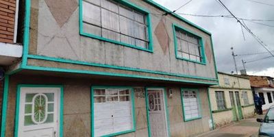 1704 Hermosa casa lote a la venta en Mosquera Cundinamarca el Diamante. Consta de nueve metros de frente por cuarenta y seis punto ochenta metros de fondo, un área construida de ciento diez metros en los cuales cuenta con dos apartamentos, cada uno de dos habitaciones, sala, comedor, cocina, baño social. excelente para inversión, con fácil acceso vehicular público y privado. No pierdas esta gran oportunidad, precio negociable. contáctanos!